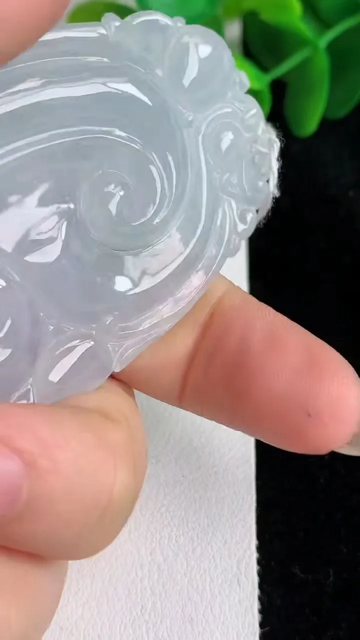 天然A货翡翠白冰如意吊坠，尺寸59-39-5.7，重量:24.97g
5月26日