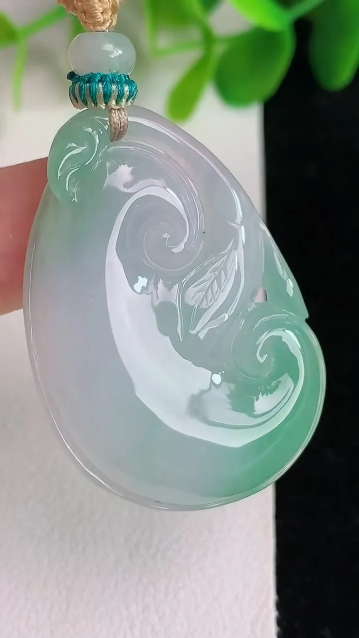 天然A货翡翠如意吊坠，尺寸36.5-25.7-5.4，重量:10.40g
5月26日
