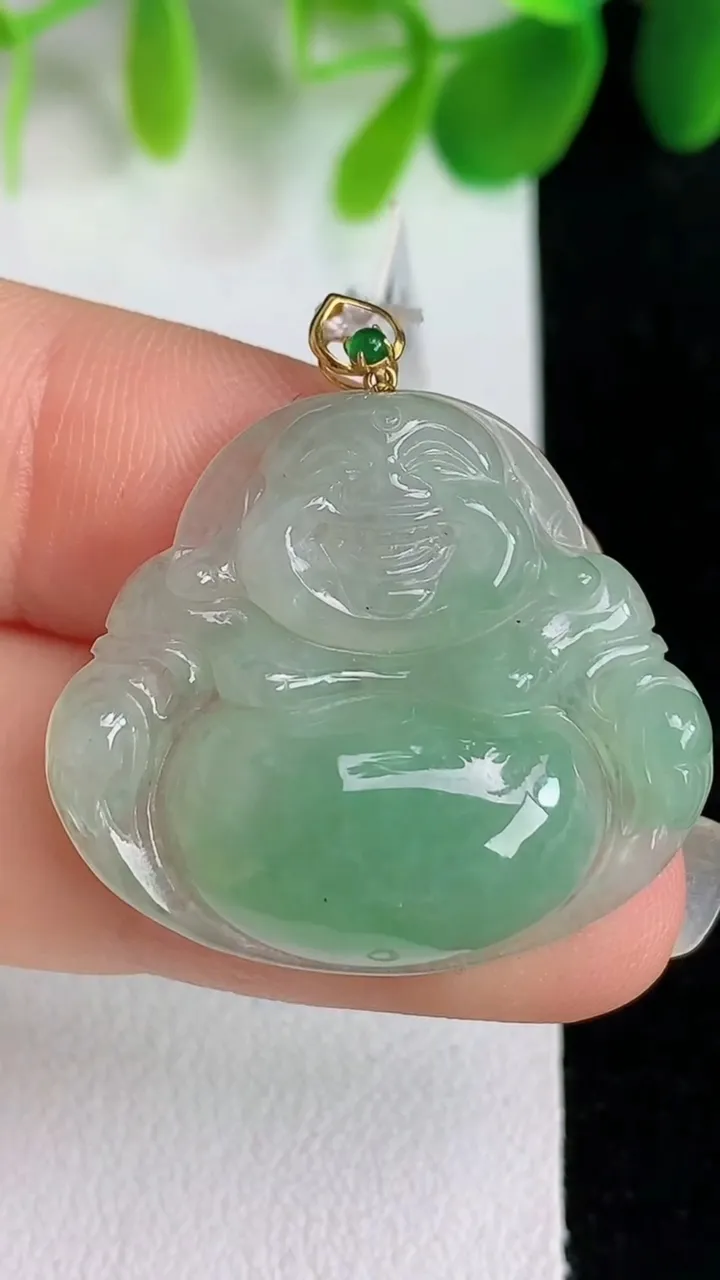 天然A货翡翠佛公吊坠，尺寸24.6-28.2-5.2，重量:5.40g
5月26日