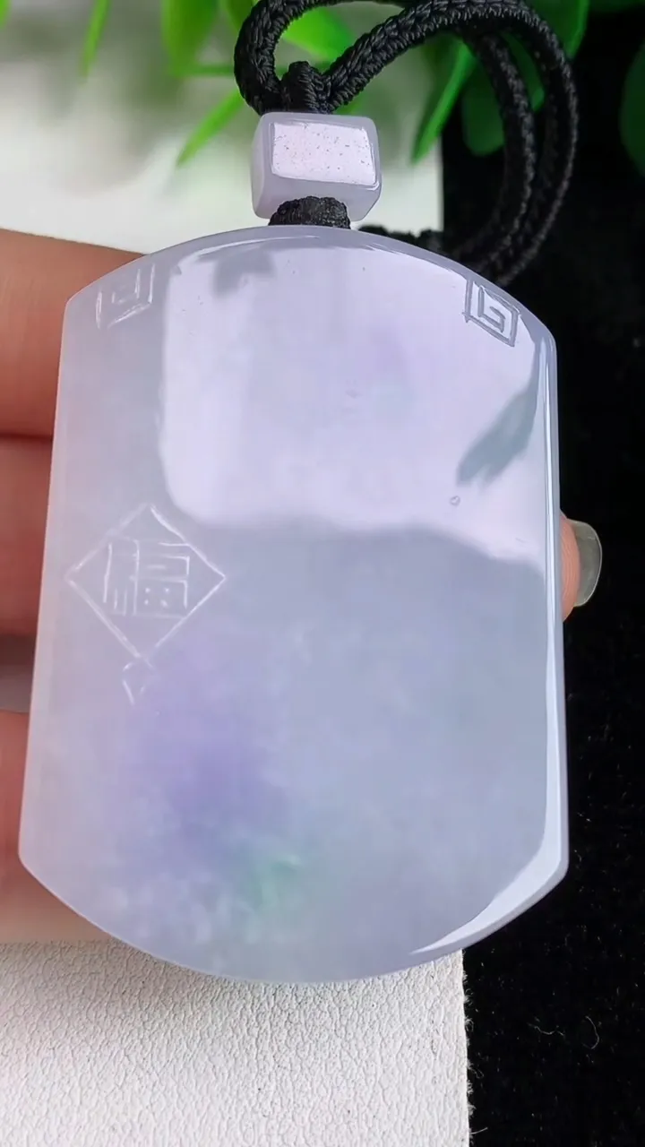 天然A货翡翠春带彩 紫罗兰仿古无事牌吊坠，尺寸51.4-36.6-10.6，重量:61.10g
5月26日