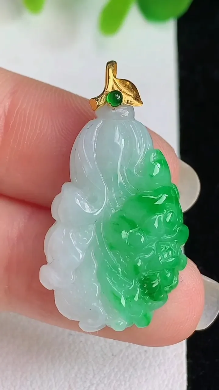 天然A货翡翠白菜吊坠，尺寸28.4-17-5，重量:4.36g
5月26日