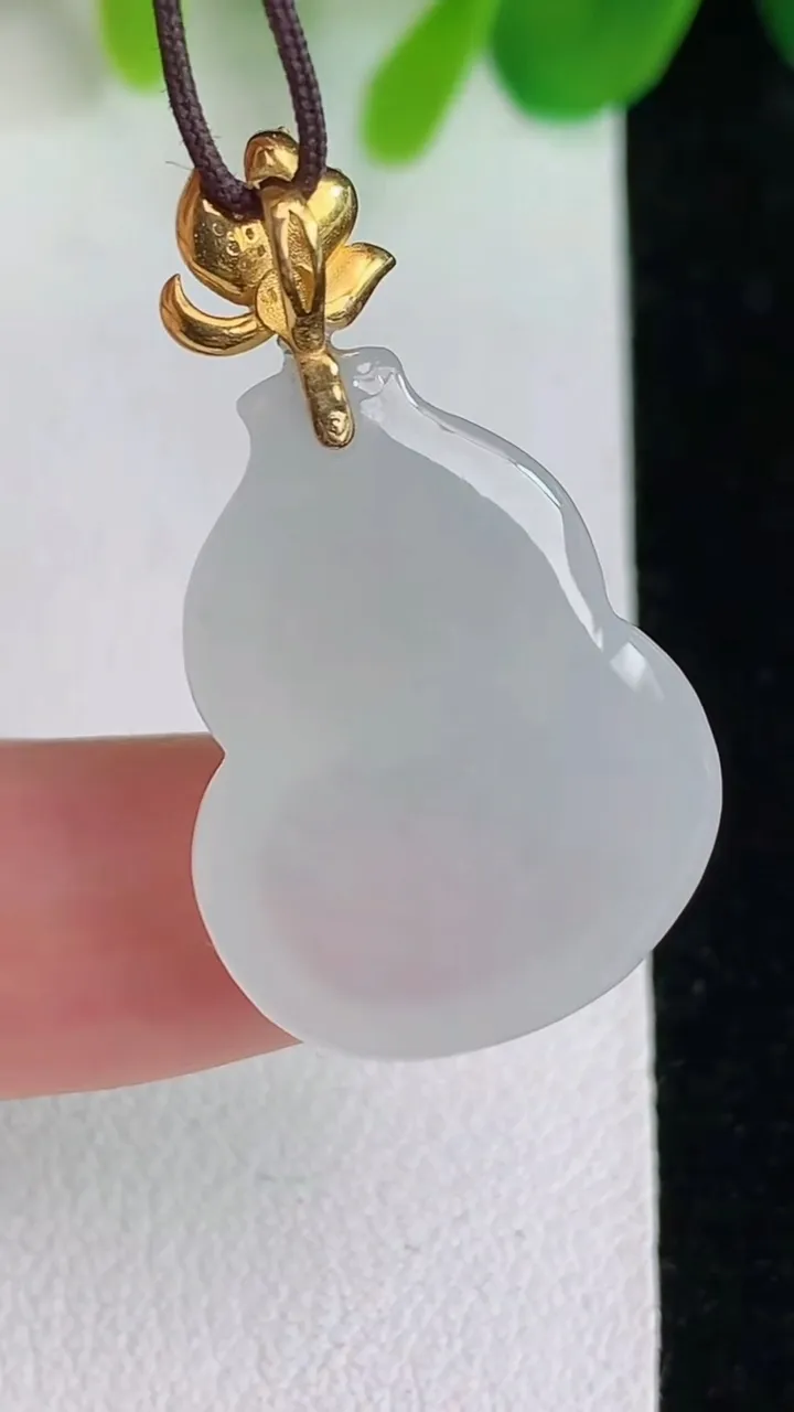 天然A货翡翠白冰葫芦吊坠，尺寸24.3-18.4-6，重量:5.30g
5月26日