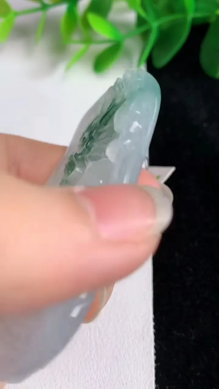 天然A货翡翠飘花祥龙大势至观音菩萨吊坠，尺寸65.2-38.3-6，重量:33.00g
5月26日