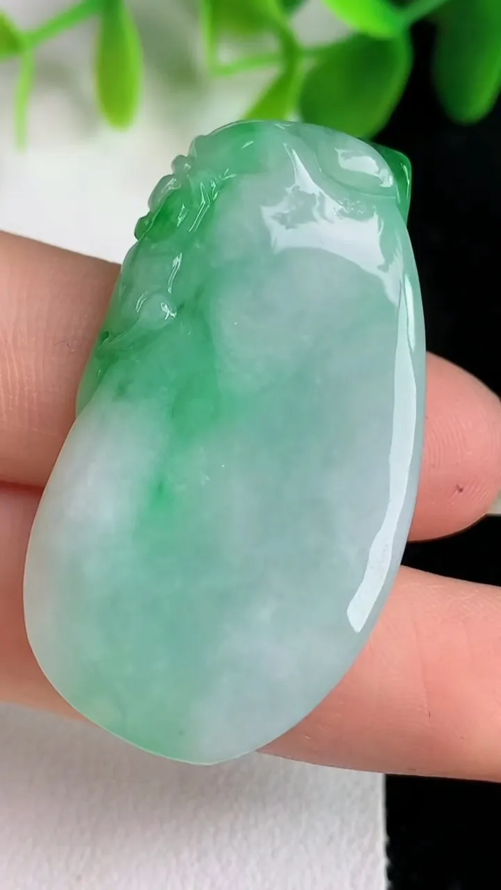 天然A货翡翠灵猴献瑞 福瓜吊坠，尺寸40.5-22.2-6.6，重量:13.90g
5月26日