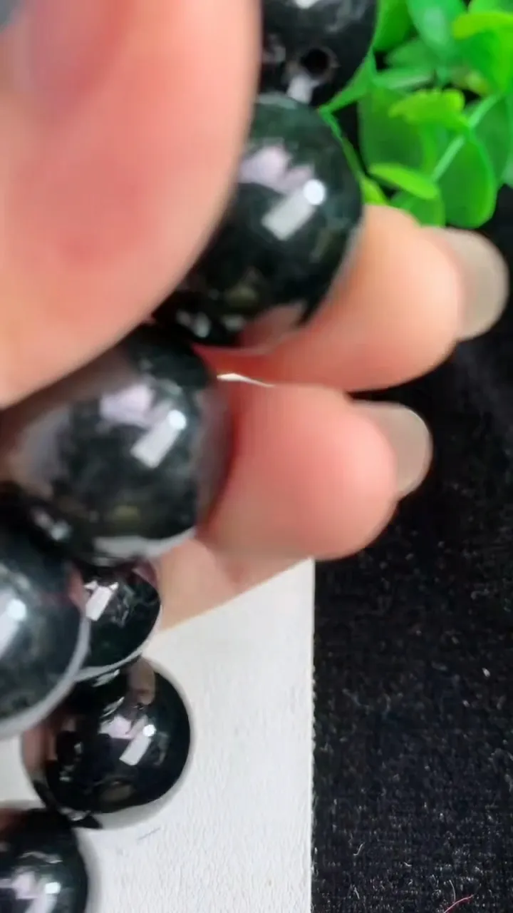 天然A货翡翠货墨翠圆珠手串12颗，尺寸18，重:119.01g5月26日
工厂直销收藏佳品,种好水足，色泽均匀，有种有色，上手高大气！