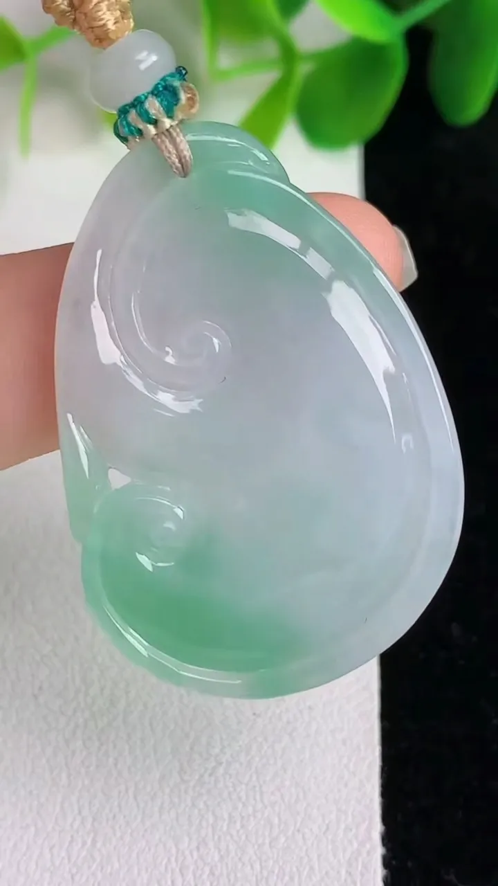 天然A货翡翠如意吊坠，尺寸36.5-25.7-5.4，重量:10.40g
5月26日