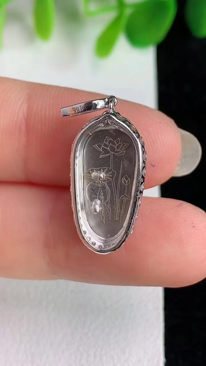 天然A货翡翠金枝玉叶 叶子吊坠，尺寸27.6-10-6.4，裸石16-8，重量:2.00g
5月26日