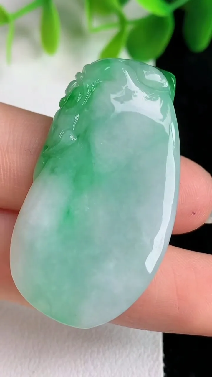 天然A货翡翠灵猴献瑞 福瓜吊坠，尺寸40.5-22.2-6.6，重量:13.90g
5月26日
