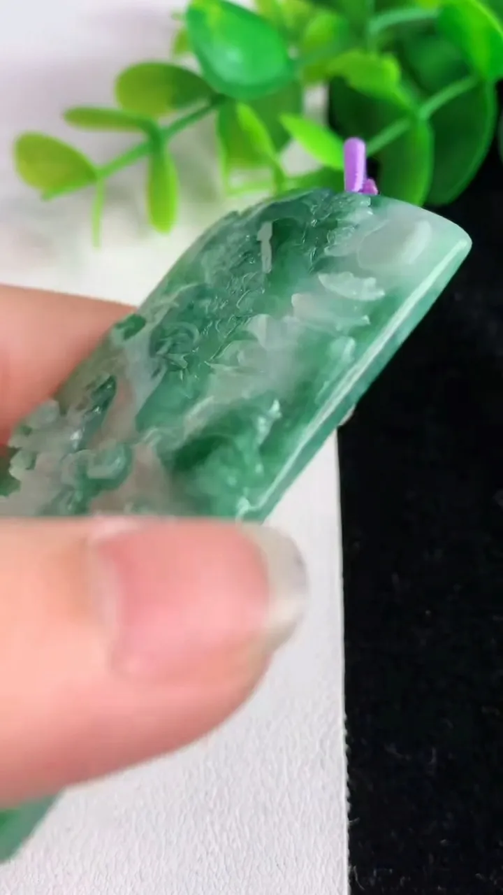 天然A货翡翠山水牌吊坠，尺寸65.8-45.3-5，重量:34.37g
5月26日