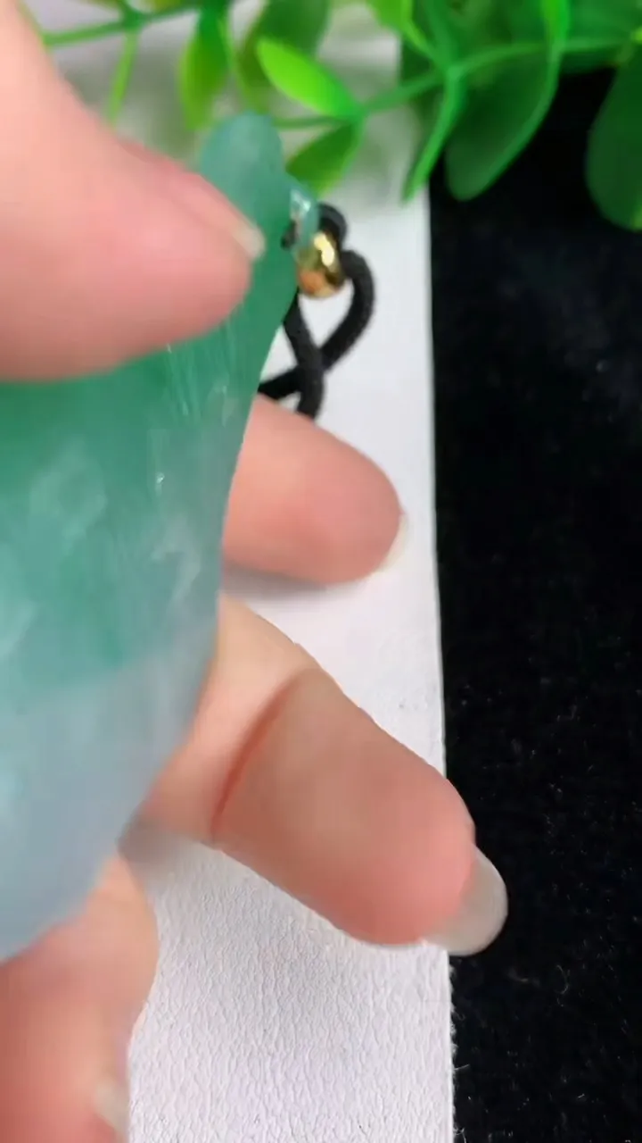 天然A货翡翠佛头吊坠，尺寸74-40-12.8，重量:68.10g
5月26日