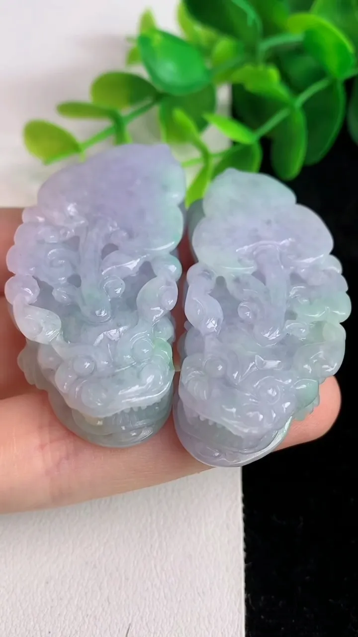 天然A货翡翠春带彩 紫罗兰貔貅吊坠一对，尺寸50-24.5-11.5，重量:60.82g
5月26日