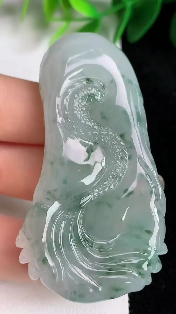 天然A货翡翠飘花龙牌吊坠，尺寸62.4-31.5-13.3，重量:46.00g
5月26日