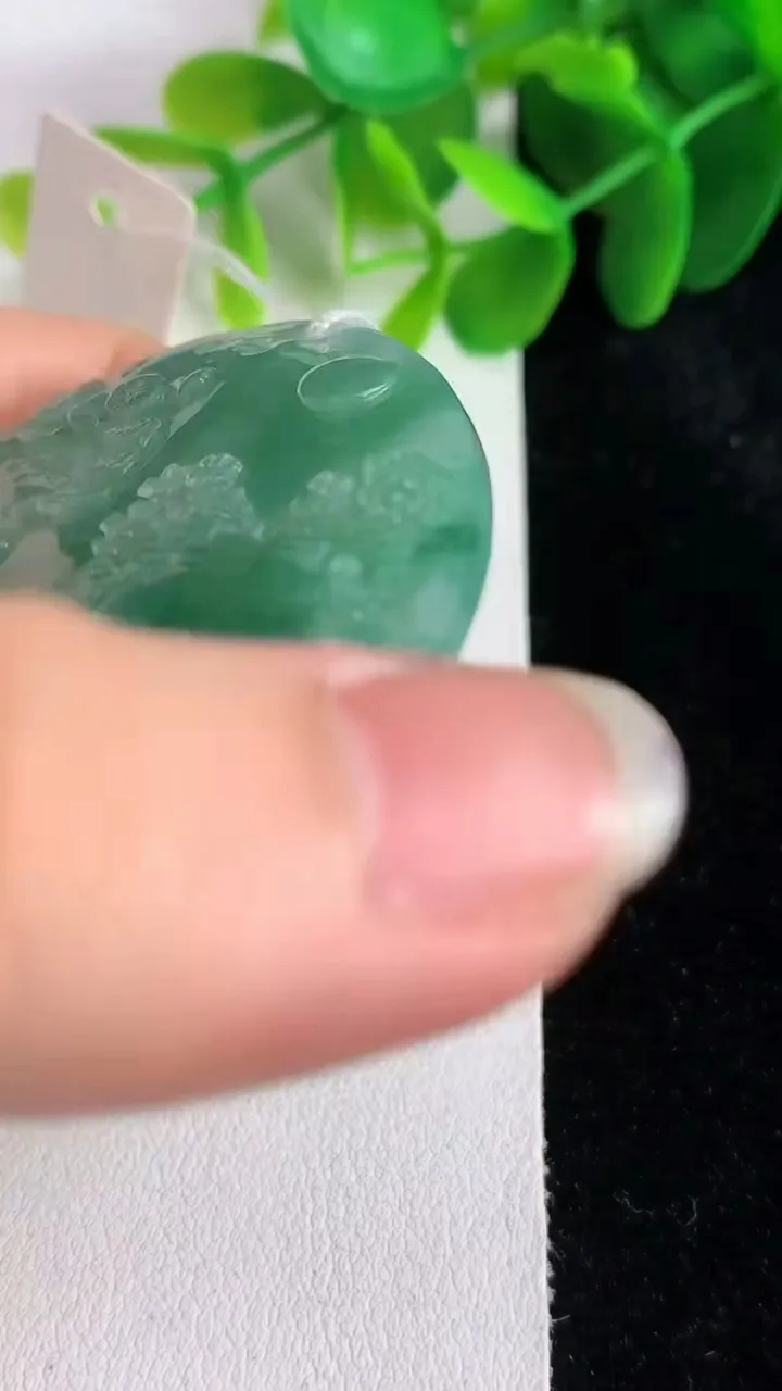 天然A货翡翠山水牌吊坠，尺寸53-6，重量:37.40g
5月26日