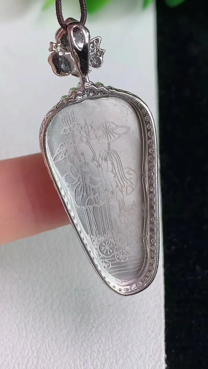 天然A货翡翠金枝玉叶 叶子吊坠，尺寸43.4-17.6-7.8，裸石30.4-14.5，重量:6.00g
5月26日