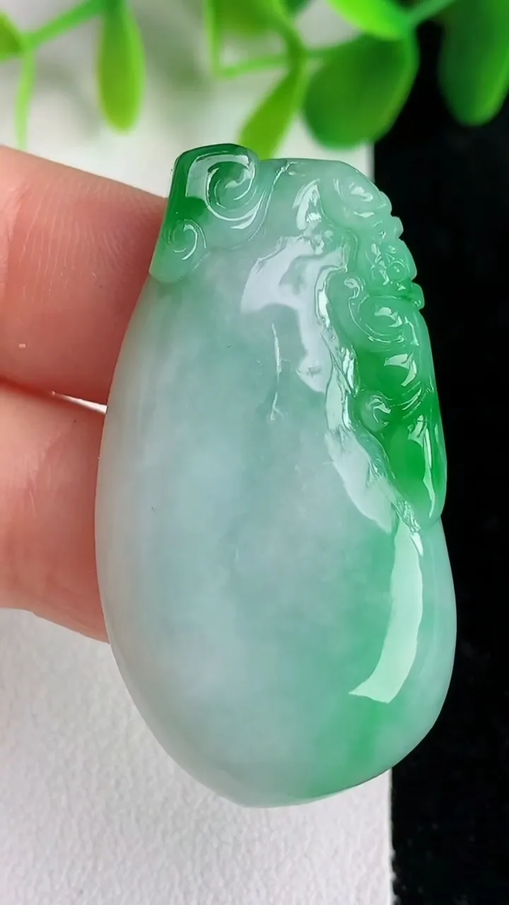 天然A货翡翠灵猴献瑞 福瓜吊坠，尺寸40.5-22.2-6.6，重量:13.90g
5月26日