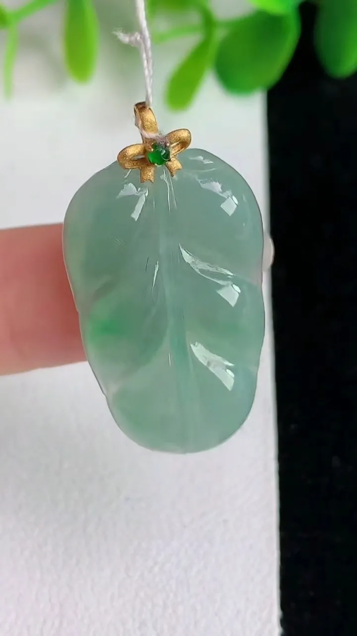 天然A货翡翠金枝玉叶 叶子吊坠，尺寸27.6-16.3-3.6，重量:3.60g
5月26日