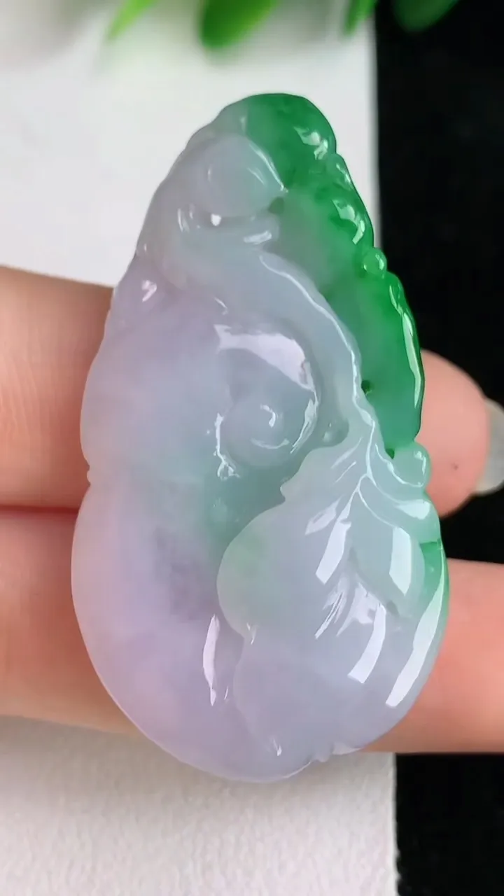 天然A货翡翠如意吊坠，尺寸44.6-23.7-11.7，重量:15.00g
5月26日