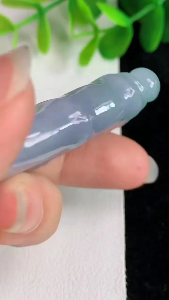 天然A货翡翠春带彩 紫罗兰节节高升 竹节吊坠，尺寸44.5-28-9.3，重量:29.37g
5月2