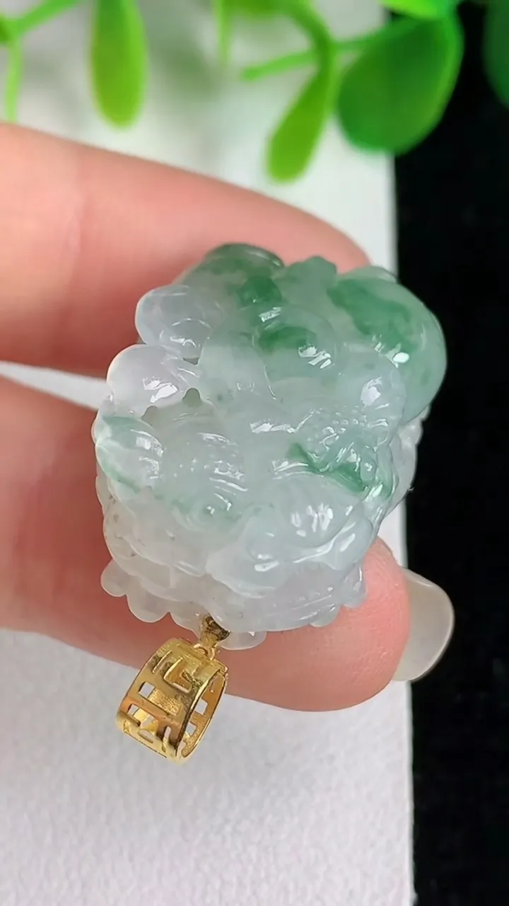 天然A货翡翠k金飘花貔貅吊坠，尺寸26.6-18.4-12，重量:12.20g
5月26日