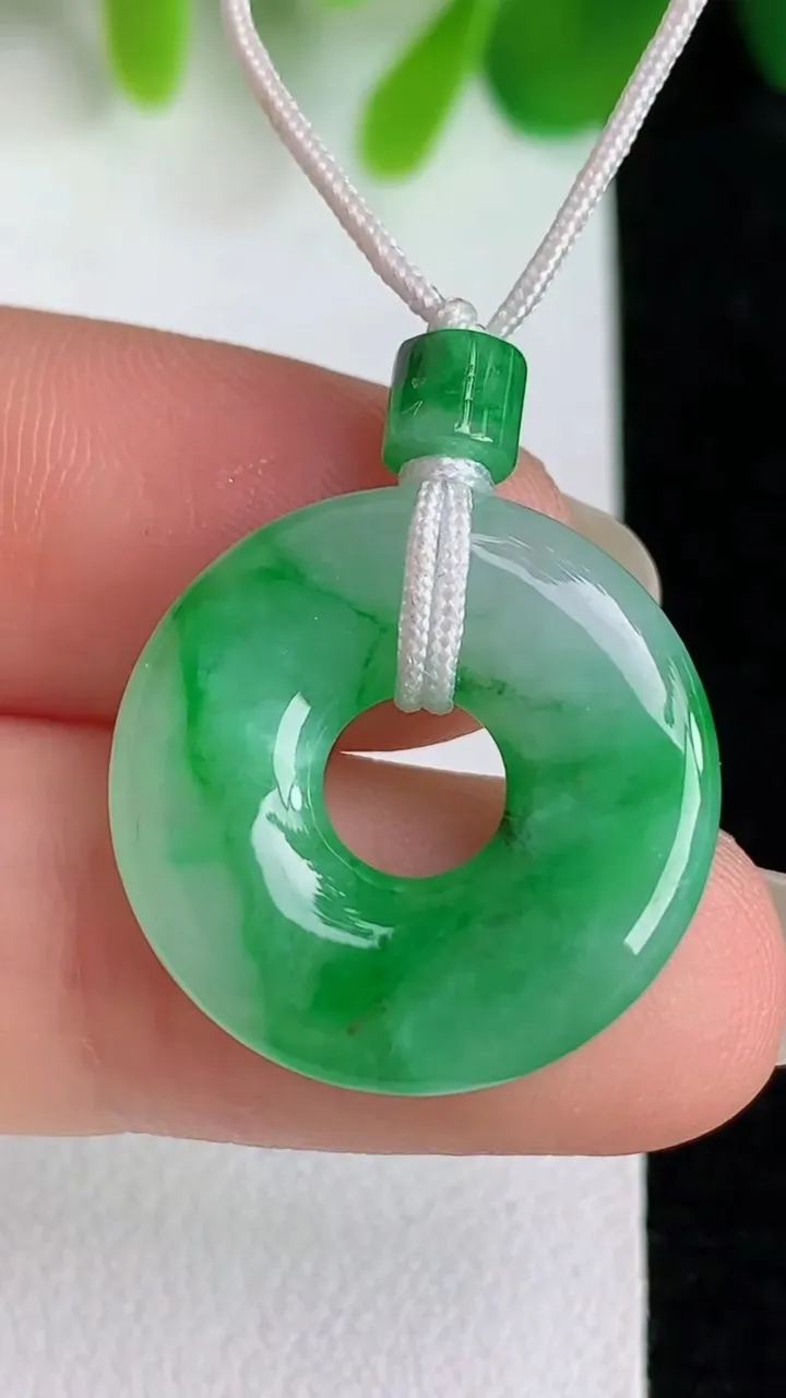 天然A货翡翠平安环吊坠，尺寸20.4-3.8，重量:3.36g
5月26日