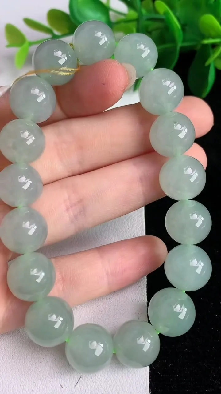 天然A货翡翠圆珠手串17颗，尺寸12.4，重量:53.52g5月26日
工厂直销收藏佳品,种好水足，色泽均匀，有种有色，上手高大气！