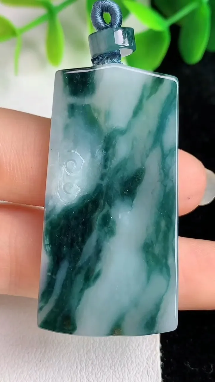 天然A货翡翠飘花仿古无事牌吊坠，尺寸45.6-24-5.4，重量:16.25g
5月26日