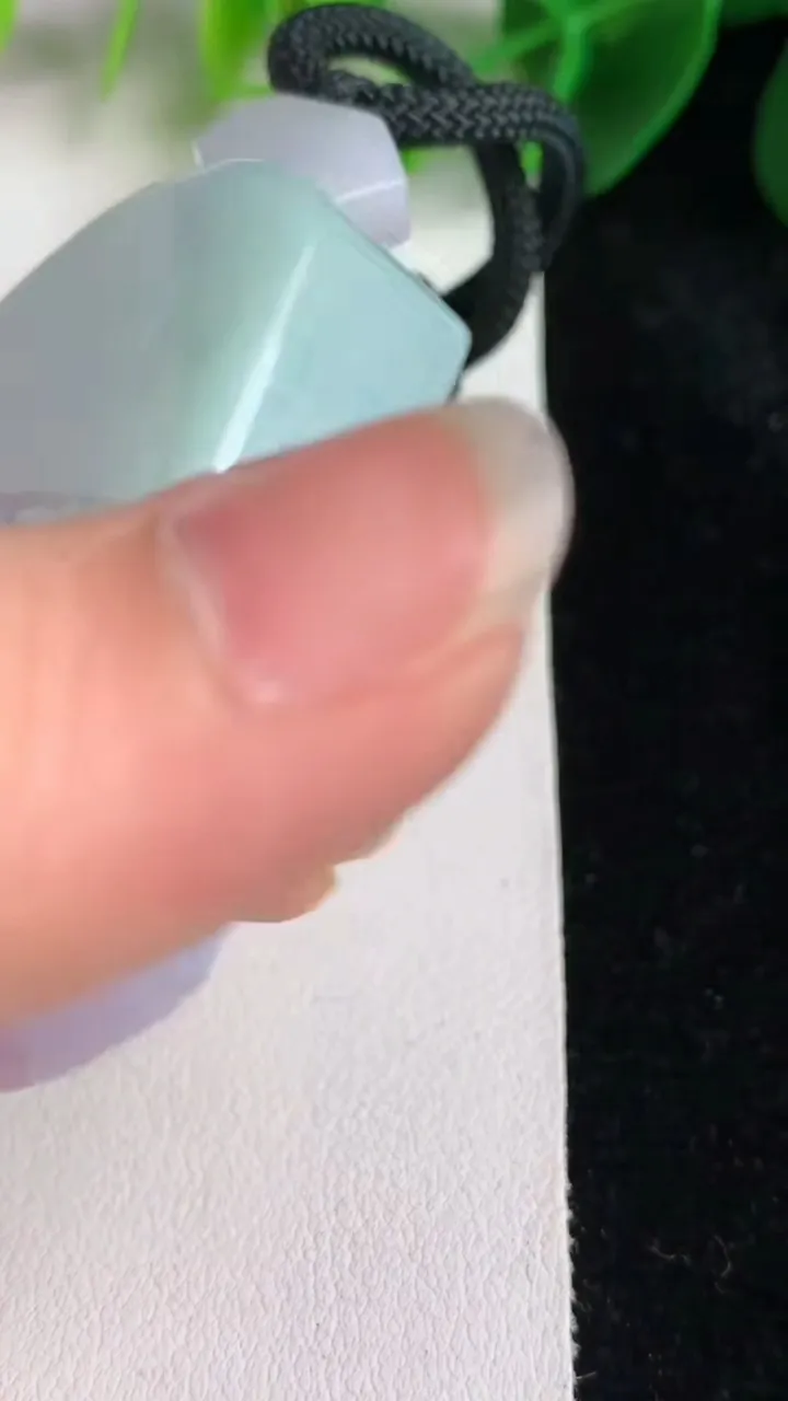 天然A货翡翠春带彩 紫罗兰仿古无事牌吊坠，尺寸50-36.7-11.7，重量:70.00g
5月26