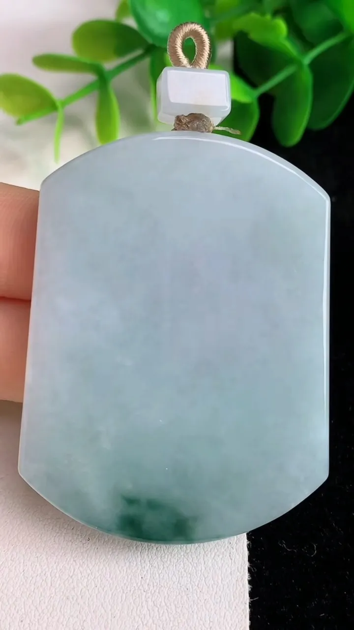 天然A货翡翠飘花无事牌吊坠，尺寸55-42-6.3，重量:44.46g
5月26日