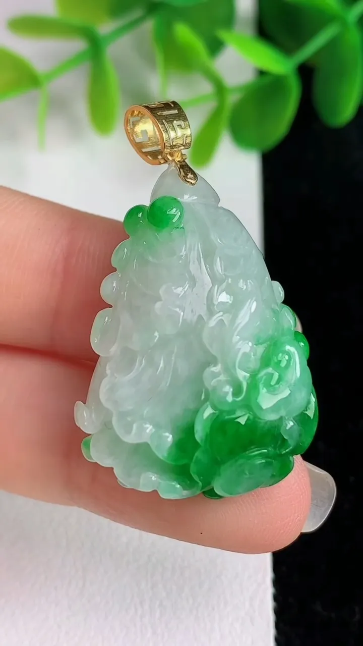 天然A货翡翠白菜吊坠，尺寸31.3-22.5-12，重量:11.20g
5月26日