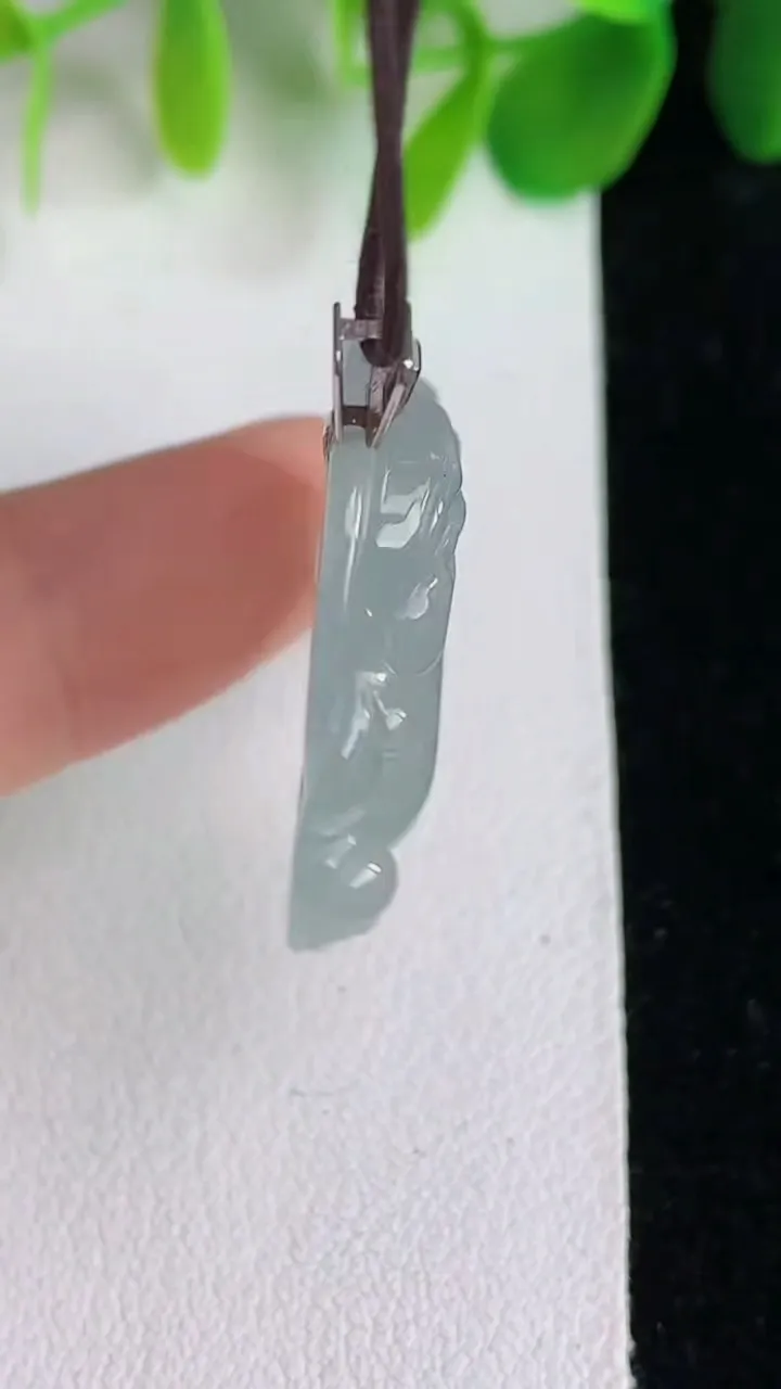 天然A货翡翠白冰佛公吊坠，尺寸23.5-28.8-5.8，重量:6.18g
5月26日