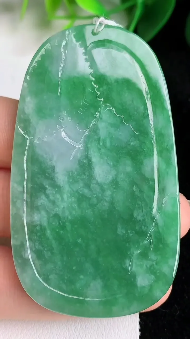 天然A货翡翠山水牌吊坠，尺寸62.2-36.2-5.3，重量:30.20g
5月26日