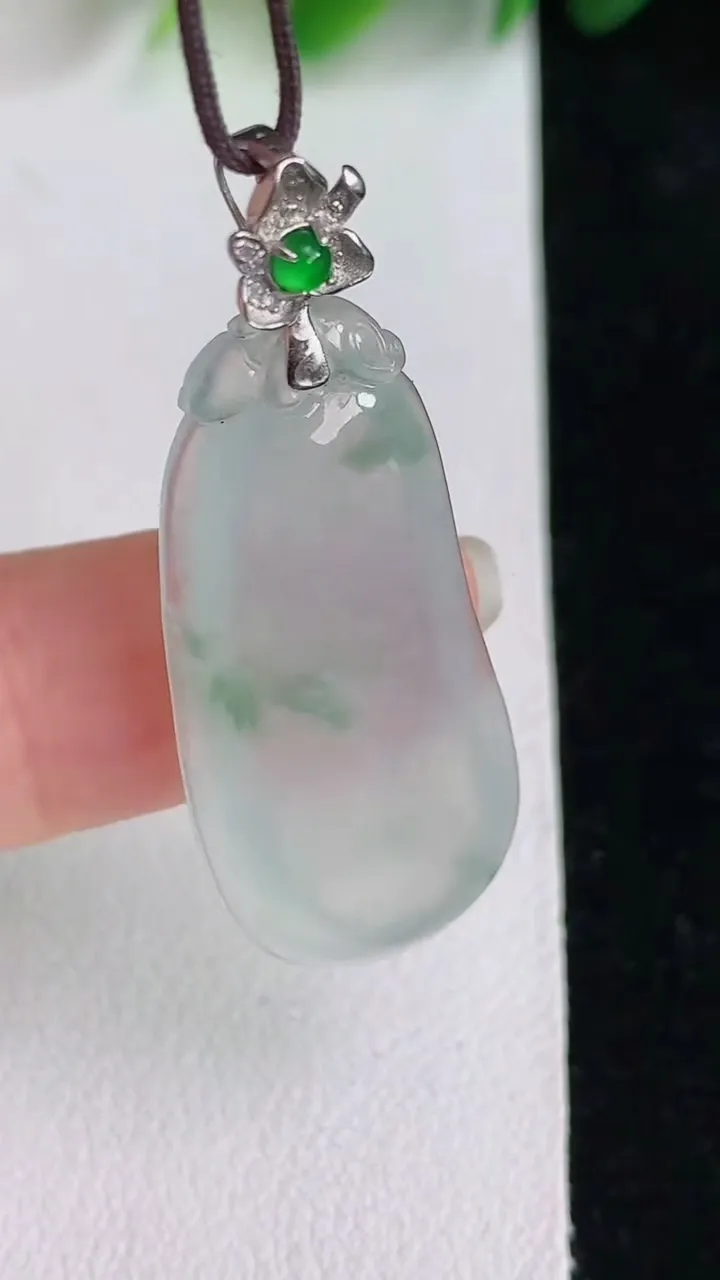 天然A货翡翠福瓜吊坠，尺寸33.6-15.6-5，重量:5.80g
5月26日