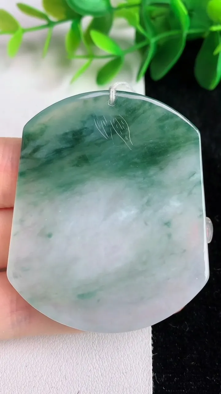 天然A货翡翠生肖鼠吊坠，尺寸55.3-45.7-5.3，重量:30.11g
5月26日