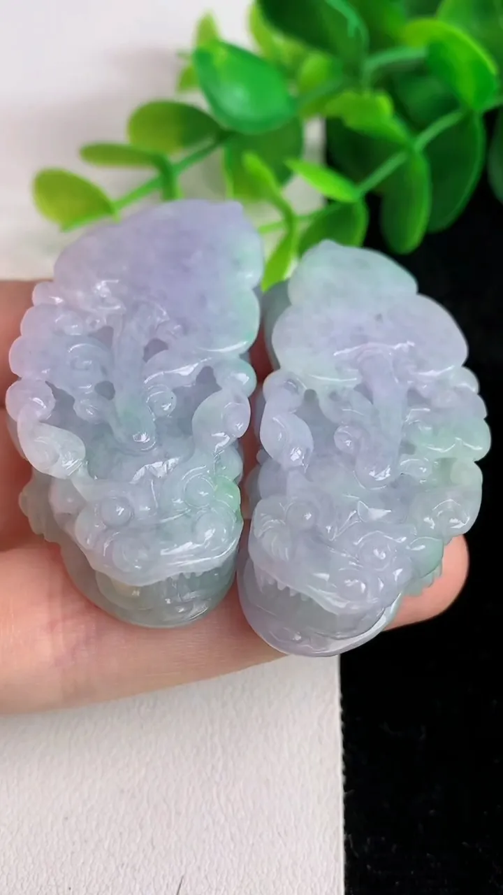 天然A货翡翠春带彩 紫罗兰貔貅吊坠一对，尺寸50-24.5-11.5，重量:60.82g
5月26日