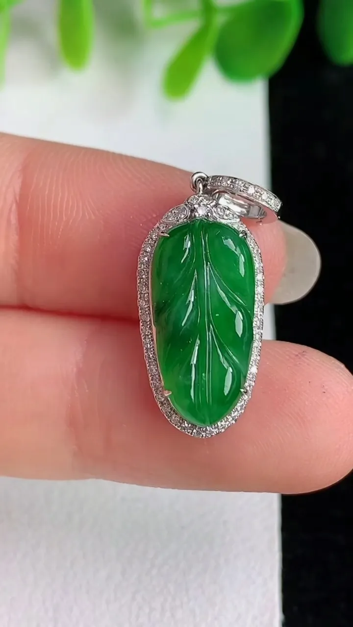 天然A货翡翠金枝玉叶 叶子吊坠，尺寸27.6-10-6.4，裸石16-8，重量:2.00g
5月26日
