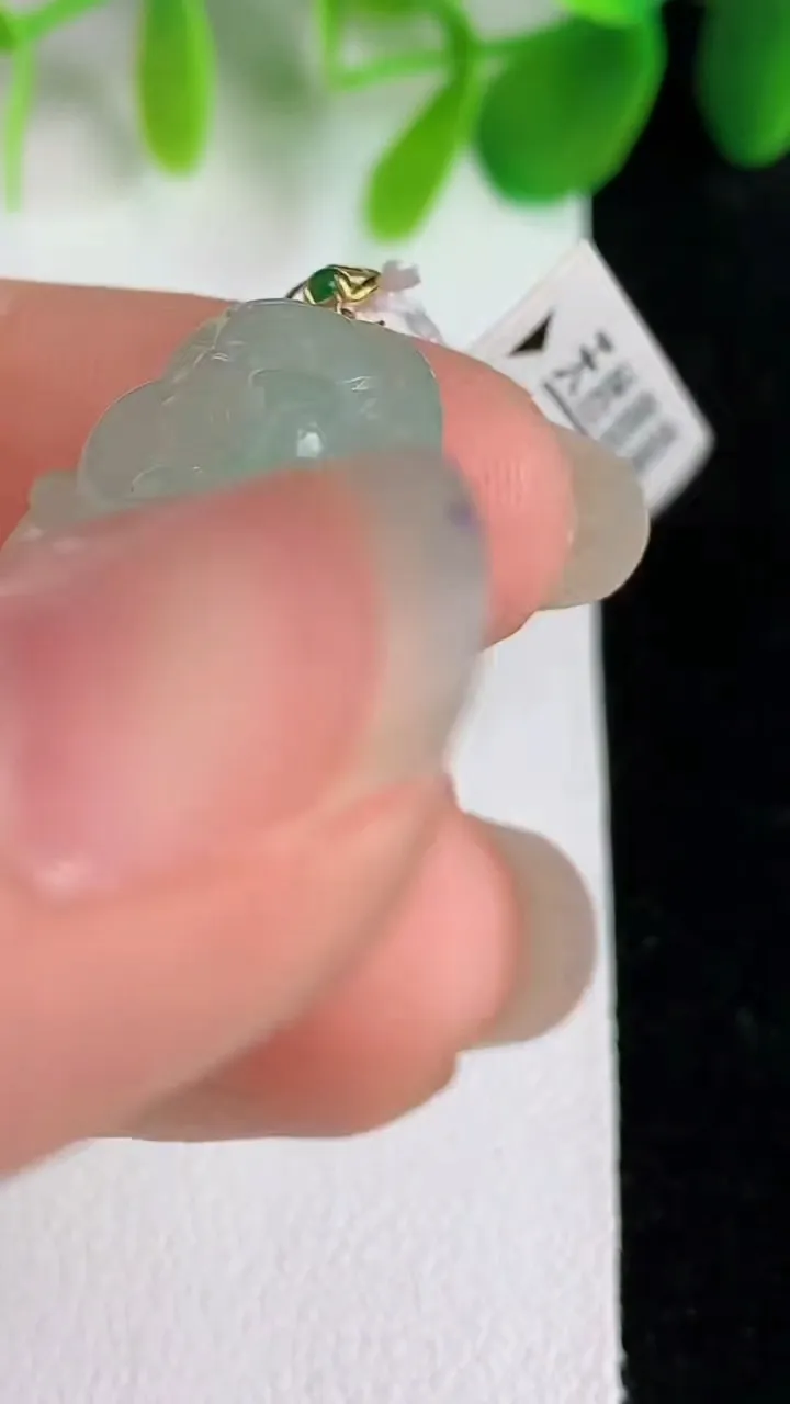 天然A货翡翠佛公吊坠，尺寸24.6-28.2-5.2，重量:5.40g
5月26日