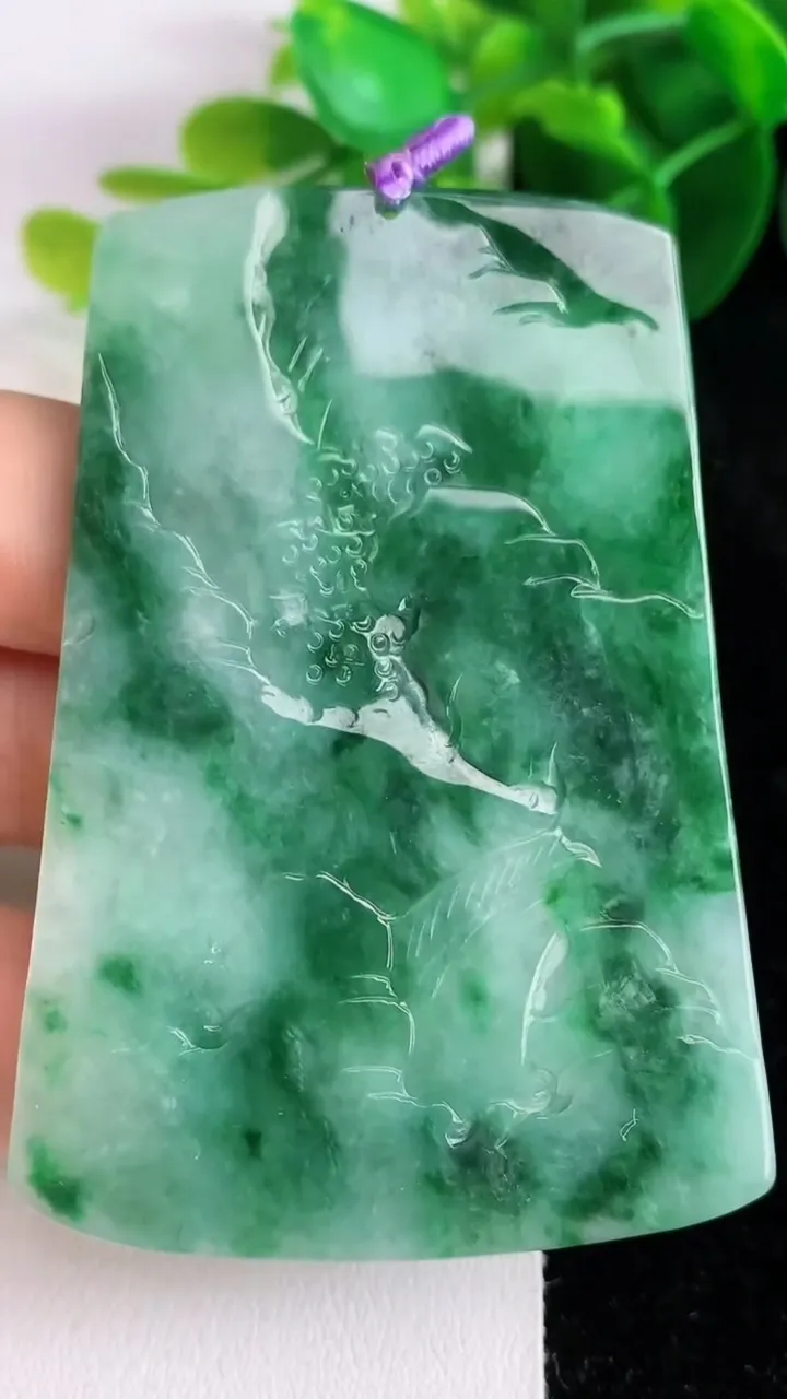 天然A货翡翠山水牌吊坠，尺寸65.8-45.3-5，重量:34.37g
5月26日