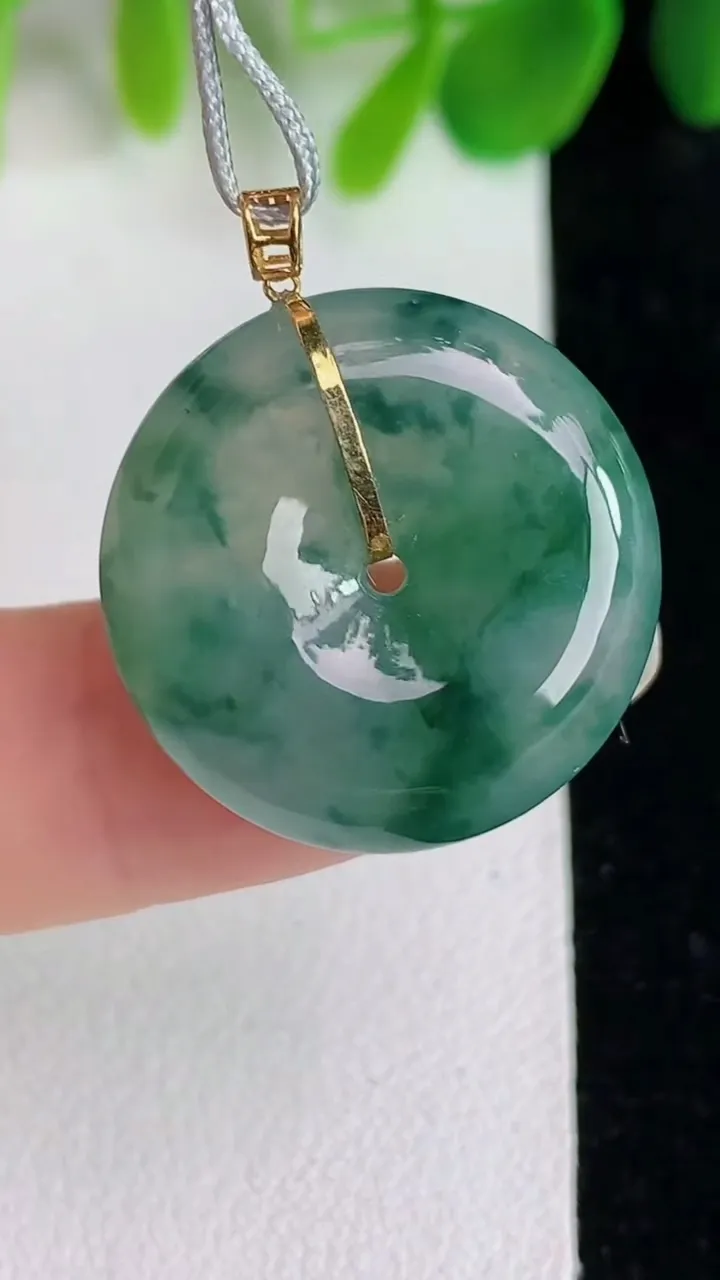 天然A货翡翠k金飘花平安扣吊坠，尺寸21.6-5.5，重量:5.52g
5月26日