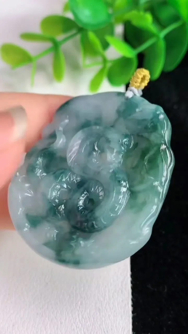 天然A货翡翠飘花生肖蛇吊坠，尺寸45-37.8-5.6，重量:20.05g
5月26日