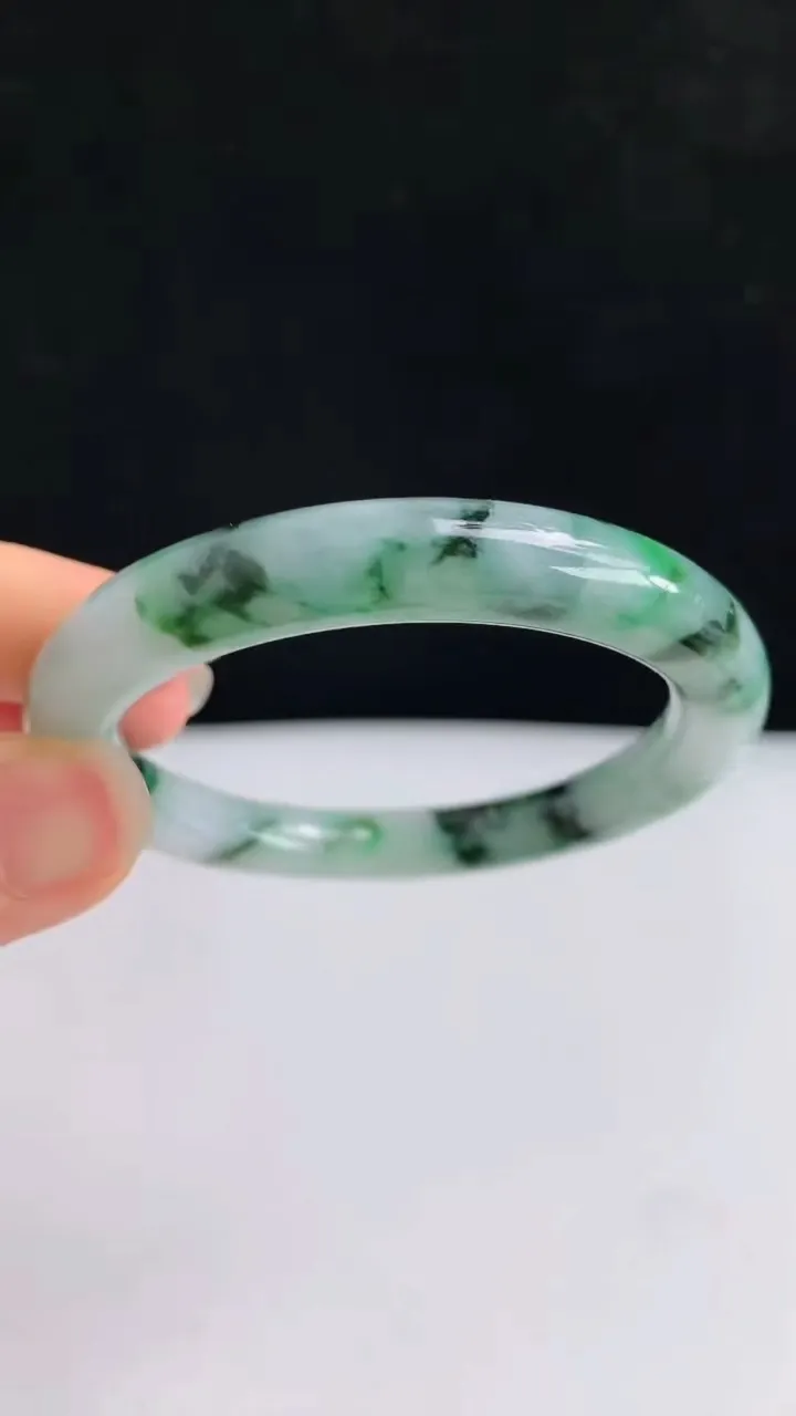 圈口52-53翡翠a货飘花圆条手镯尺寸53-8.8，重:37.10g5月26日
