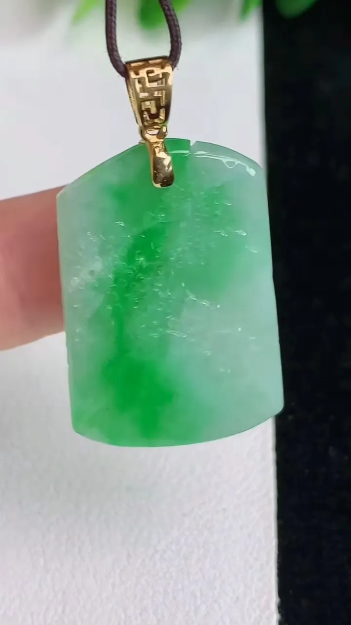 天然A货翡翠山水牌吊坠，尺寸28-19.3-5，重量:7.00g
5月26日