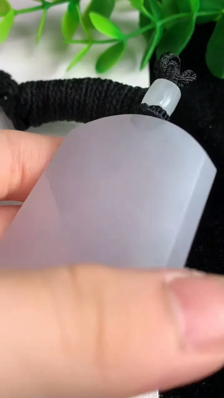 天然A货翡翠无事牌吊坠，尺寸55-41-7，重量:49.10g
5月26日