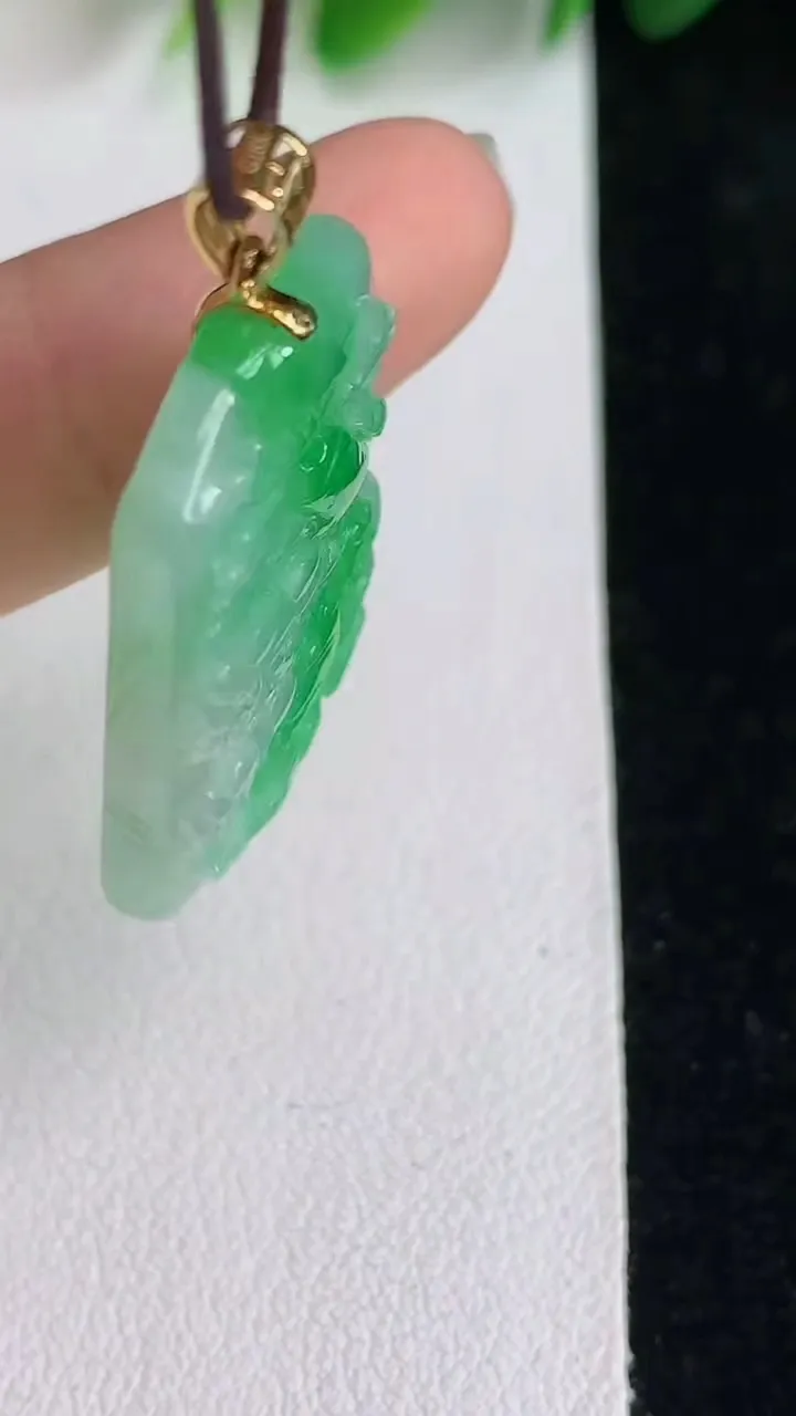 天然A货翡翠山水牌吊坠，尺寸28-19.3-5，重量:7.00g
5月26日
