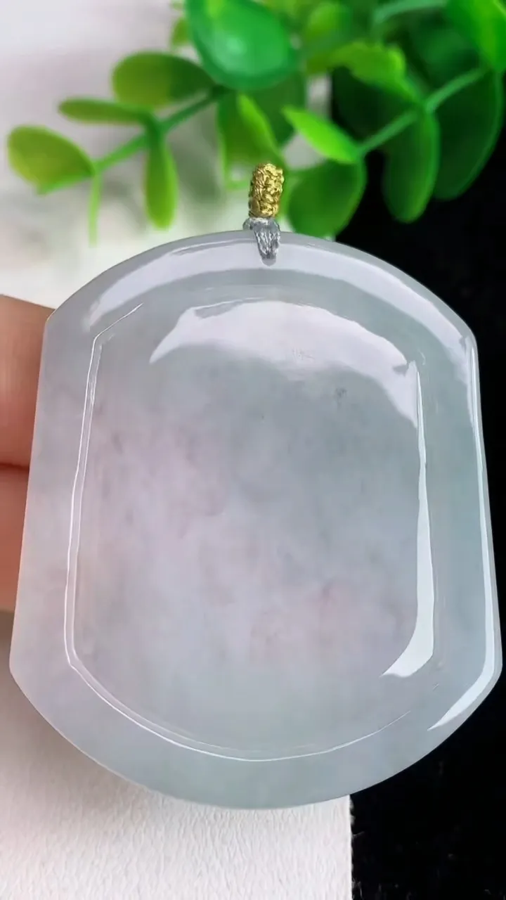 天然A货翡翠白冰生肖马牌吊坠，尺寸52.2-44.4-5.6，重量:28.14g
5月26日