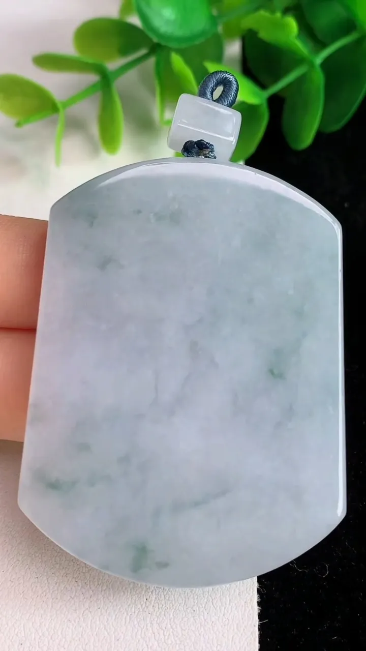 天然A货翡翠飘花无事牌吊坠，尺寸54-41-5.8，重量:40.10g
5月26日