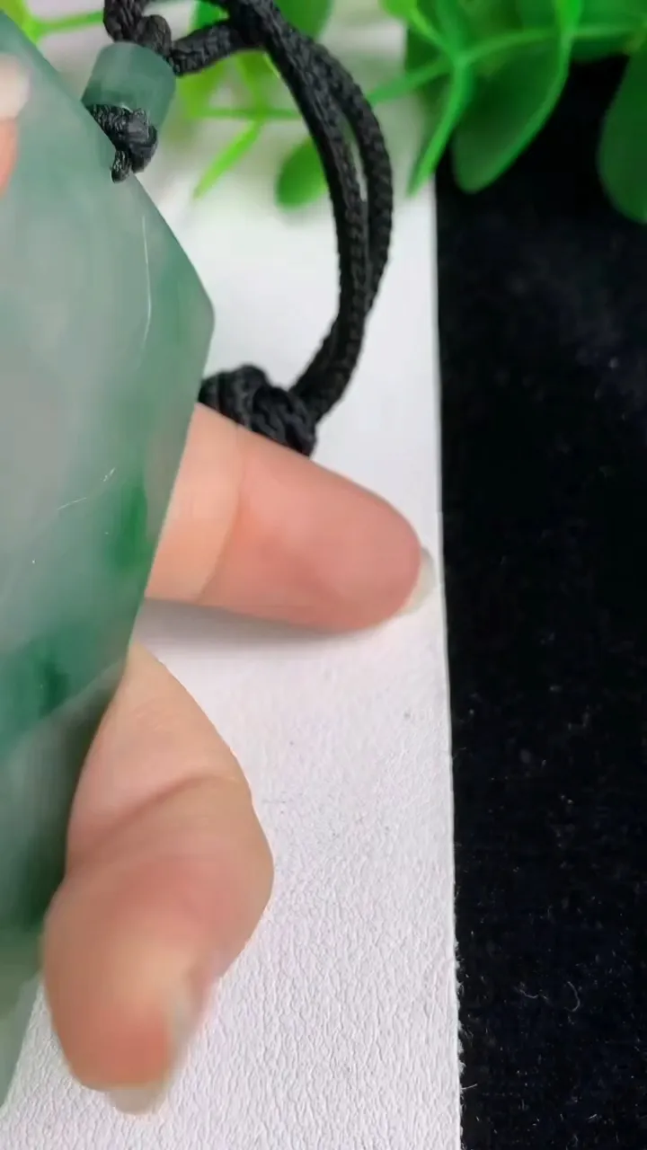 天然A货翡翠阿弥陀佛吊坠，尺寸68-42.3-5，重量:42.26g
5月26日