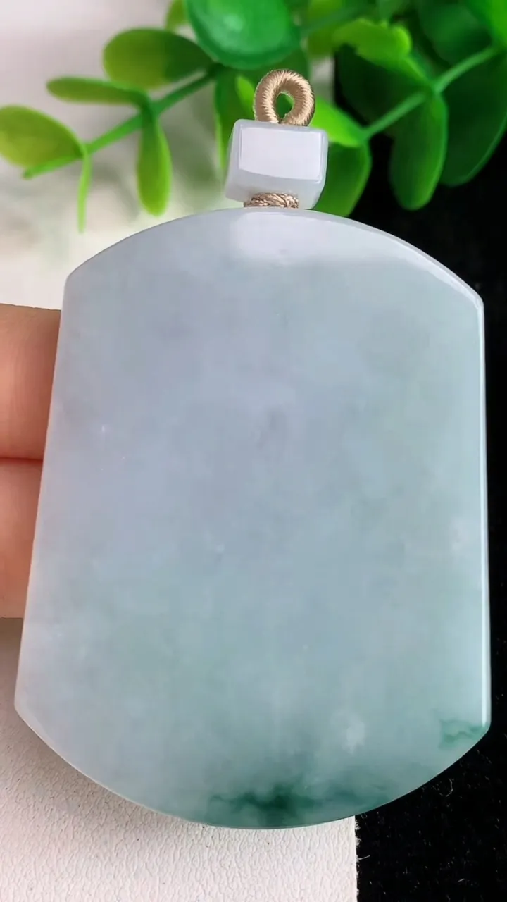 天然A货翡翠飘花无事牌吊坠，尺寸55-42-6.3，重量:44.46g
5月26日