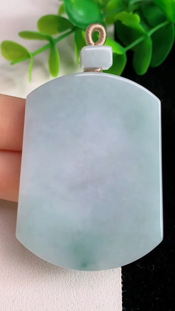 天然A货翡翠飘花无事牌吊坠，尺寸53.5-39.5-6.2，重量:41.12g
5月26日