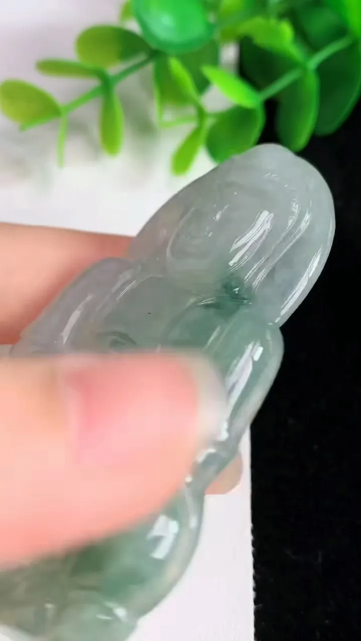 天然A货翡翠飘花观音菩萨吊坠，尺寸67.2-42.2-6，重量:31.05g
5月26日