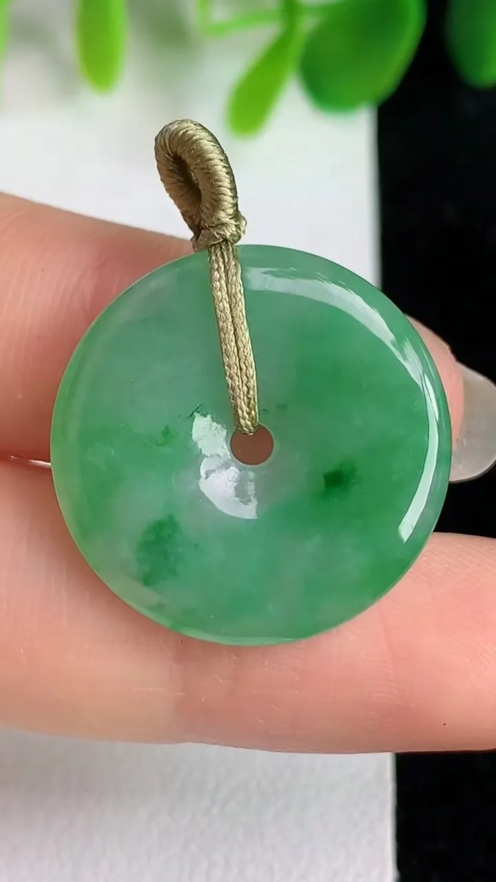 天然A货翡翠平安扣吊坠，尺寸22.5-3，重量:3.80g
5月26日